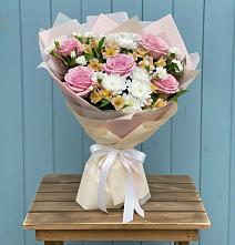 Букет цветов из:  Гвоздики, Орхидеи и Розы в Йошкар-Оле