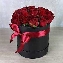 Цветочная композиция из Розы в шляпной коробке в Йошкар-Оле
