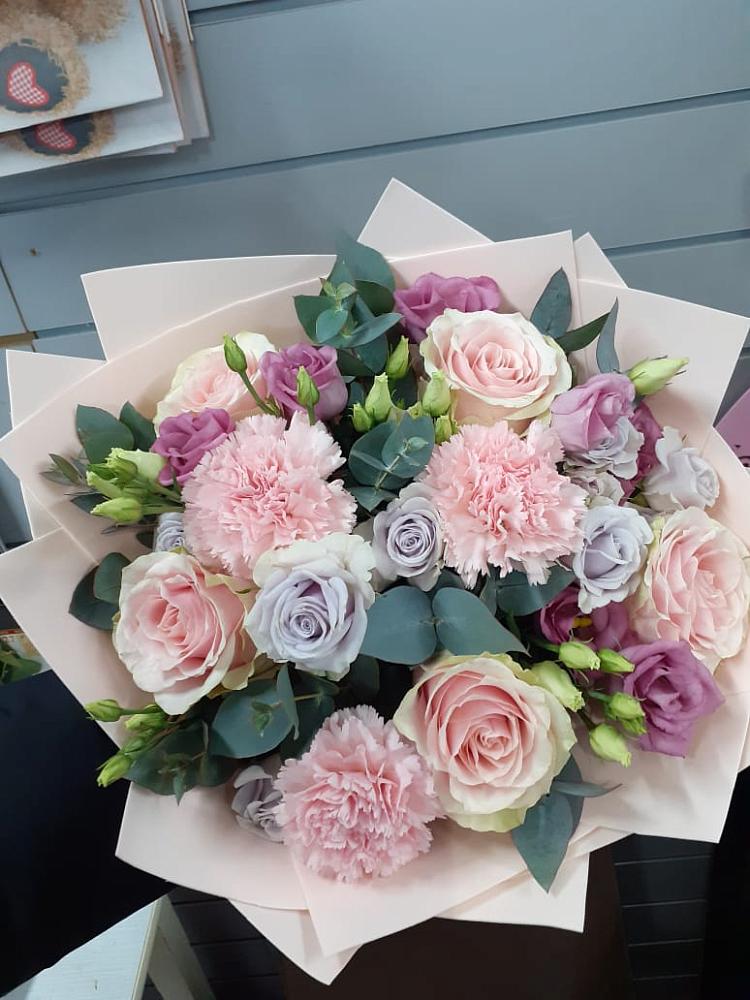 Букет цветов из: Розы, Гвоздики и Лизиантусы в Йошкар-Оле