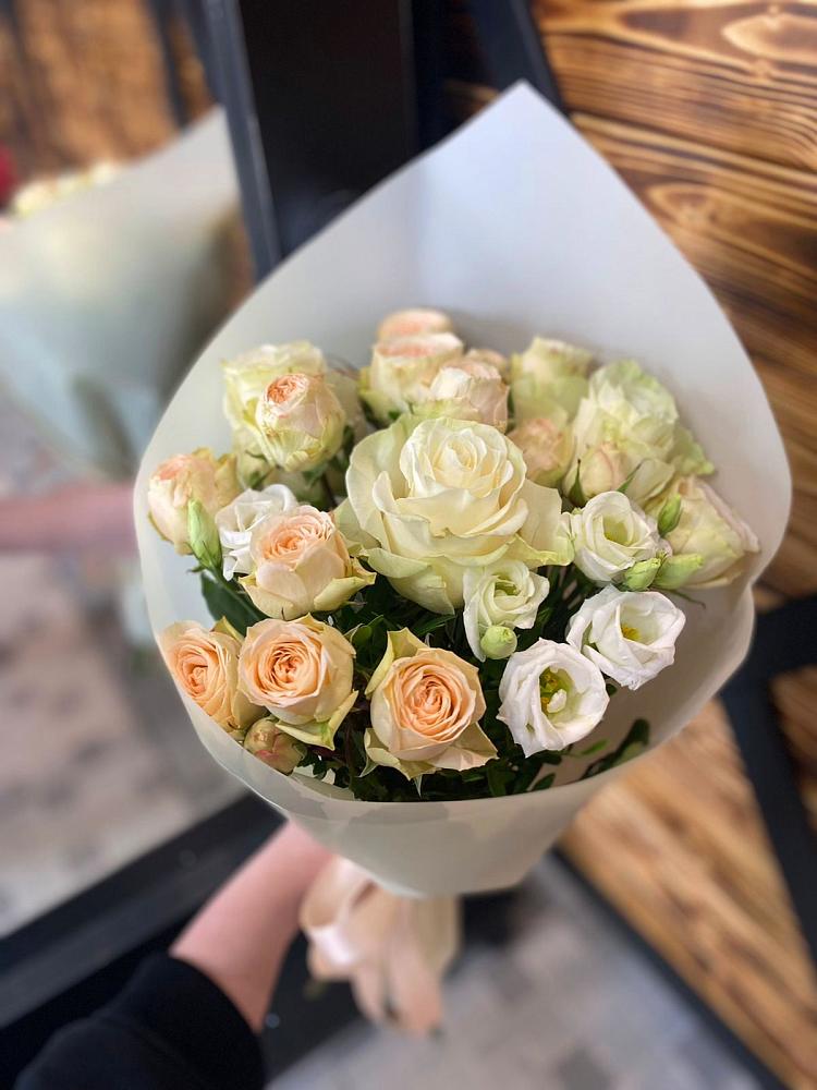 Букет цветов из: Розы и Лизиантусы в Йошкар-Оле